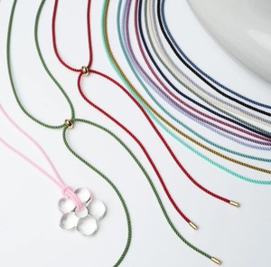 <span class=keywords><strong>Collana</strong></span> in Corda di Seta <span class=keywords><strong>Intrecciata</strong></span> Colorata a Lunghezza Regolabile con Chiusura e Terminale Placcati in Oro per Indossare Collane a Corda - Product Image 1