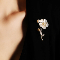 Soldes Exceptionnelles XILIANGFEIZI : Broche Fleur en Cuivre et Zircon, Perle de Coquillage Premium, Broches Camélia en Coquillage Naturel