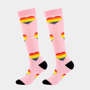 Chaussettes de compression pour femmes, hauteur genou, motif cœur arc-en-ciel, chaussettes de sport décontractées pour l'extérieur, classe 1, nylon 75% - Product Image 1