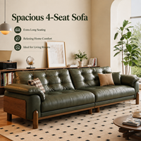 Canapé en cuir de style mi-siècle, assise profonde et confortable, siège capitonné, pieds arrondis en bois, style élégant pour un salon chaleureux