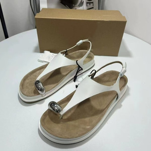 Chaussures plates pour femmes, sandales plates décontractées polyvalentes avec bout rond et boucles métalliques décoratives - Product Image 1