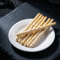 Bâtonnets de biscuits enrobés de chocolat aux amandes, avec une couche extérieure riche en cacao et un garniture croustillante aux amandes, personnalisables en marque blanche