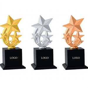 Trofeo metálico de oro, plata y bronce con base elegante para ceremonias de premiación corporativas, deportivas y académicas. - Product Image 1