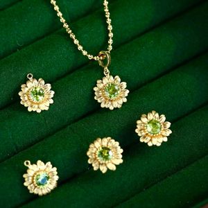 Collar con Colgante de Girasol Amarillo en Oro Sólido de 18k, Diseño Personalizado Xinfly, Joyería para Mujer - Product Image 1