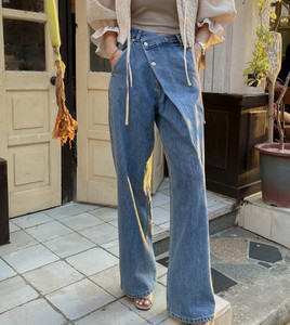 Jeans Rectos de Mujer de Cintura Alta con Botones Inclinados y Lavado Desgastado, a la Moda - Product Image 1