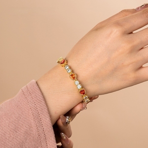 Brazalete de Acero Inoxidable Chapado en Oro de Lujo para Unisex, Moderno y a la Moda, con Zirconia y Dije Colorido en Forma de Corazón - Product Image 4