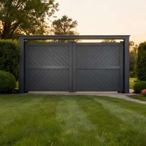 Двухстворчатые алюминиевые ворота для подъездной дороги с автоматическим умным замком, темно-серые, цвет «черный итальянский», с ламелями «ёлочкой», для экстерьера элитного дома - Product Image 1