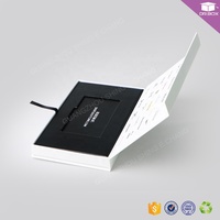 Boîte cadeau rigide en carton recyclé personnalisable avec gaufrage et estampage à chaud doré pour invitations de mariage
