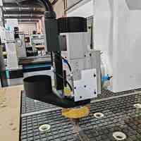Routeur CNC 4 axes robuste 1325 pour la découpe du bois avec changeur d'outils automatique et table à vide, machine de découpe plasma