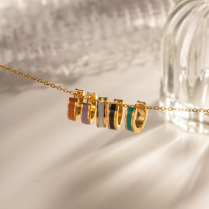 ต่างหูแบบห่วง Huggie ชุบทอง 18K สแตนเลสเคลือบสีสันสดใส สำหรับผู้หญิง เครื่องประดับแฟชั่น - Product Image 2