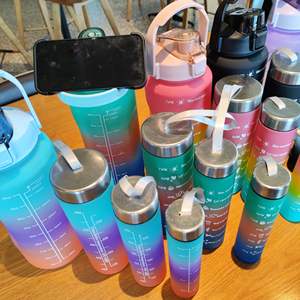 Kit de gourdes 4 en un bouteille d'eau dégradée noire 4 en 1 <span class=keywords><strong>gourde</strong></span> en plastique bouteille d'eau motivationnelle 4 en 1 ensemble de bouteilles d'eau vente en gros - Product Image 6