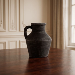 Tetera de cerámica negra estilo primitivo, con un solo asa y una superficie texturizada, es perfecta para la decoración del hogar. - Product Image 2