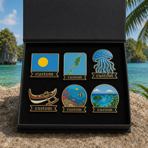 Lot de badges émaillés personnalisés de Palau avec drapeau bleu-jaune, méduse, canoë, et corail, en coffret cadeau souvenir touristique - Product Image 1