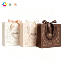 Sac cadeau en papier spécial recyclable personnalisé avec longue poignée, sac fourre-tout de luxe avec nœud en ruban pour l'emballage de cadeaux de festival