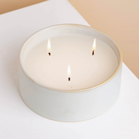 Pot à bougie en céramique blanc mat large et rond avec bord doré fin, trois mèches, contenant de bougie parfumée en cire de soja, bougie de table minimaliste pour la maison