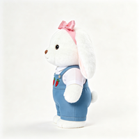 Adorable lapin en peluche debout, style ferme, avec broderie de carotte, salopette en jean, jouet en peluche doux