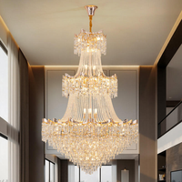Lustre en cristal à trois niveaux sur mesure avec éclairage LED, idéal pour les grands projets de décoration d'escaliers de hall d'hôtel, design moderne et luxueux, hauteur réglable