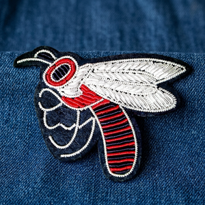Insignia de seda bordada con diseño de abeja, tela y fieltro, tipo cosido para bolsos, tamaño y logotipo personalizados - Product Image 3