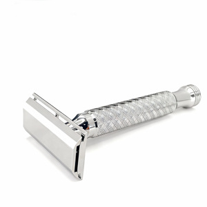 มีดโกนสแตนเลสขัดเงาอย่างดีสำหรับผู้ชาย ยี่ห้อ <span class=keywords><strong>Schick</strong></span> ใบมีดสองคม ด้ามจับสีเงินสดใส เปลี่ยนใบมีดได้ง่าย - Product Image 1