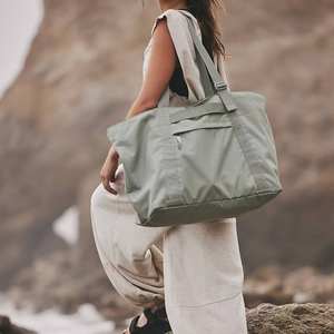 Sac fourre-tout convertible de voyage et de sport en nylon personnalisé avec fermeture éclair, logo imprimé sur mesure, portable et léger - Product Image 1