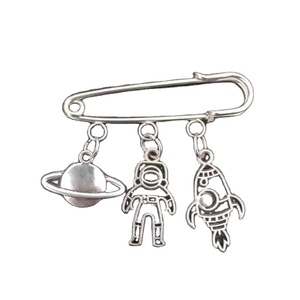 Escape From The Earth, mignon ovni, astronaute spatial, fusée, planète, astronaute, univers, étoiles, broche en métal pour Astrophile - Product Image 1