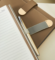 Carnet de notes/agenda en cuir avec logo personnalisé, pochette en PU sur le devant, fermeture par boucle à fermoir en PU, emballé dans une boîte