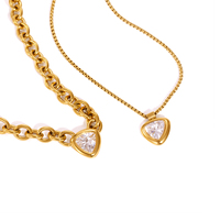 Collier pendentif triangulaire en acier inoxydable plaqué or 18 carats avec zircon blanc serti clos, design classique géométrique J&D Original Design