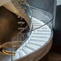 Escalier courbé intérieur sur mesure avec garde-corps en verre de sécurité