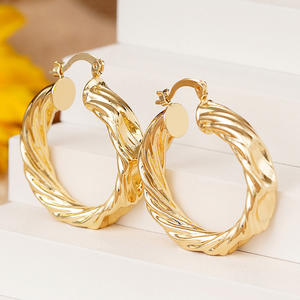 Pendientes de aro trenzados de oro macizo de 18 quilates Lynne Silver para mujer, estilo clásico para uso diario E4440 - Product Image 5