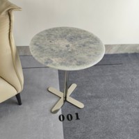 Luxe moderne: table basse design en marbre de cristal bleu pour salons élégants