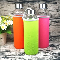 Bouteille d'eau en verre réutilisable avec manchon en silicone blanc et noir personnalisé de 500 ml