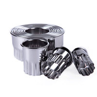 Moule à Pâtisserie en Acier Inoxydable, Assortiment de Formes Rondes Lisses et Gaufrées, Set de Découpoirs à Biscuits et Cercles à Gâteaux