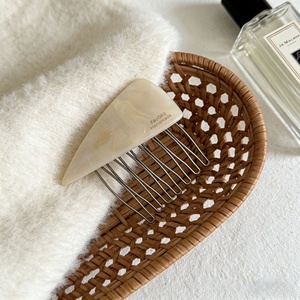 Peigne à cheveux élégant fait main en acétate écologique et imperméable, motif géométrique, pour l'arrière de la tête, insert croisé triangulaire - Product Image 5