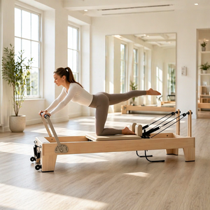 Cama de Pilates Moderna de Madera de Arce con Asas Integradas, Reformer Profesional para Fortalecimiento del Core, Ideal para Centros de Yoga y Estudios de Alta Gama - Product Image 1
