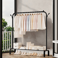 Support en tissu métallique à tige unique pour porte-vêtements de salon à domicile avec 2 crochets et étagère inférieure pour chaussures et vêtements