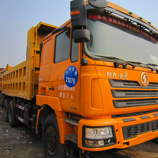 Shacman F3000 M3000 camion à benne basculante Beiben HINO 700 500 6x4 8x4 tracteur tête 25 tonnes 40 tonnes camions à benne dans la cour de shanghai