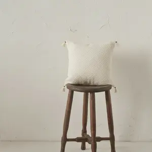 Cojín Decorativo de Tela de Algodón Auténtico con Encaje Bohemio Bordado, Pompones y Patrón Geométrico Cruzado - Product Image 1