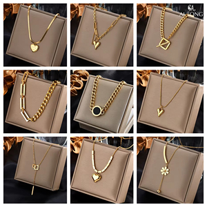 In acciaio inossidabile PVD placcato in oro Non appannato ciondolo a spina di pesce con lettera a catena di serpente smalto collana di gioielli di moda - Product Image 1