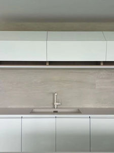 Ensemble d'armoires de cuisine blanches de style moderne minimaliste personnalisé avec îlot, finition laquée haute brillance, bois massif de luxe - Product Image 5