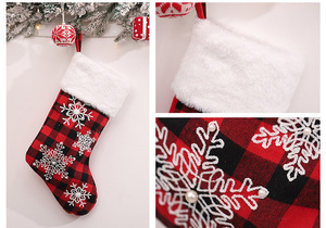 Calcetín Navideño de Lujo Personalizado de Algodón Jiatao con Bordado de Copos de Nieve y Renos, Diseño a Cuadros Rojo y Negro - Product Image 4