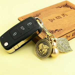 Llavero de latón vintage con dijes de los 12 signos del zodiaco chino, hoja de calabaza, moneda de cacahuete, colgante de bolsa de la suerte para hombre, regalo - Product Image 1