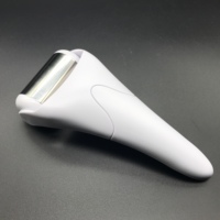 Rouleau de glace glacée pour refroidissement de la peau du visage