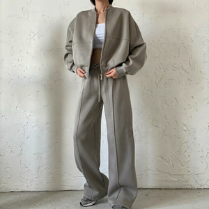 Ensemble de survêtement élégant et minimaliste pour femme, imprimé, avec logo personnalisé, pantalon large et veste bomber zippée, respirant, 2 pièces - Product Image 1