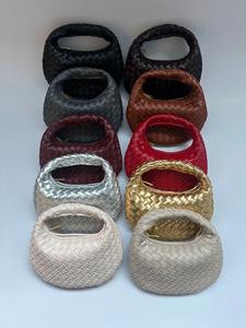 最佳在线购物网站艺术风格，采用新月形金属长链编织纹理包，适合女性2025 - Product Image 6