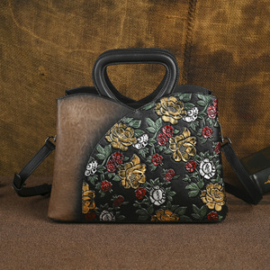 Sac Ando pour femme en cuir de vachette gaufré floral, sac fourre-tout à poignée supérieure et bandoulière - Product Image 3