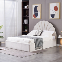 Auffälliges, elegantes Mädchenbett mit Muschelform, getuftetem Samt-Kopfteil, weiß-cremefarben gepolstert, Kingsize-Bett mit Stauraum und pneumatischer Funktion