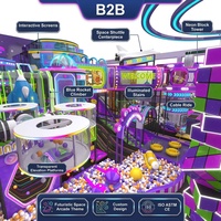 Equipo de juegos interior directo de fábrica: Plataformas transparentes con temática futurista de arcade espacial, piscina de bolas de cápsulas alienígenas y bloques de cohete.