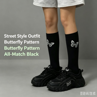 Chaussettes mi-mollet pour femme en jacquard papillon phosphorescent OEM, style streetwear, toutes occasions, chaussettes décontractées en tricot noir, logo personnalisé