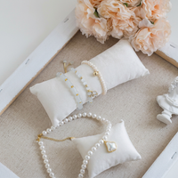 Support de présentation de bijoux en velours avec design de petit coussin pour organiser les bracelets et les montres