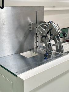 Scie à découper automatique CNC pour connecteurs d'angle, destinée aux machines de fabrication de fenêtres et de portes - Product Image 4